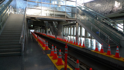 交通锥柱排成一行