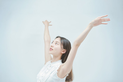 亚洲年轻女子翩翩起舞