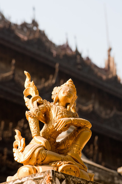 缅甸ShweNanDaw Kyaung寺前的佛像
