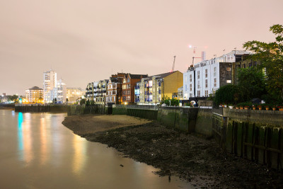 夜晚泰晤士河沿岸的建筑物