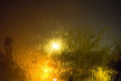 晚上玻璃上的雨