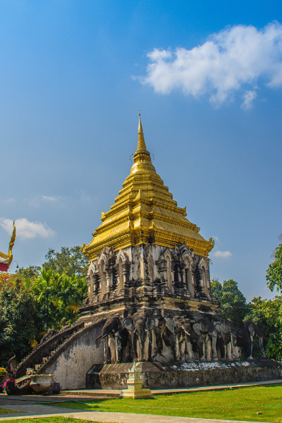 在泰国清迈最古老的寺庙——清曼寺(或清门寺)，有金色顶塔的老象座，建于1296年，由孟格雷国王以兰那