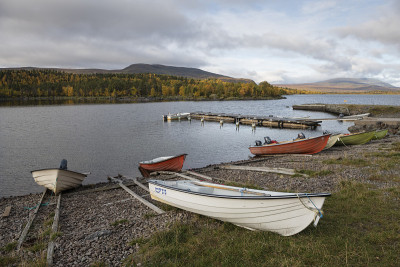 在瑞典拉普兰Kungsleden Trail Adolfsström山村的Iraft湖岸边的小船