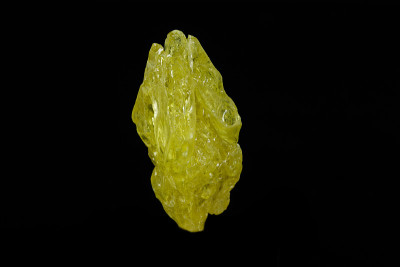 宏观矿物硫磺石在黑色的背景