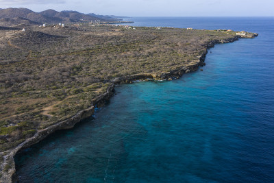 鸟瞰图Curaçao海岸在加勒比海与蓝绿色的水，悬崖，海滩和美丽的珊瑚礁