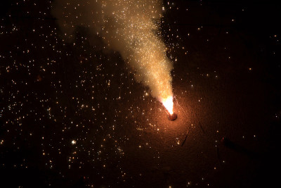排灯节之夜，鞭炮在街道上燃烧庆祝节日