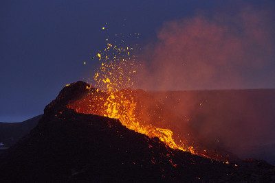 夜间活火山喷发