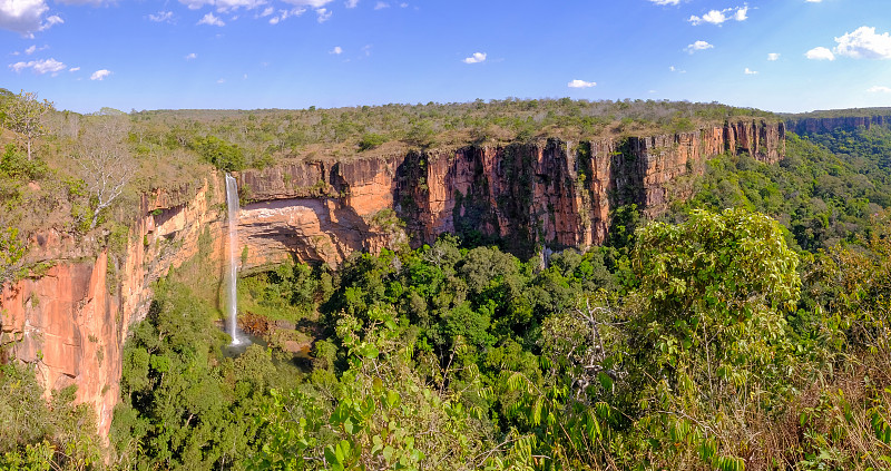 美丽的新娘面纱，Veu Da新娘瀑布在Chapada Dos Guimaraes国家公园，库亚巴，马