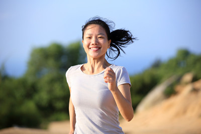 女性跑步者户外