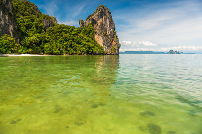 清澈的海水，美丽的珊瑚湾与悬崖峭壁，泰国甲米