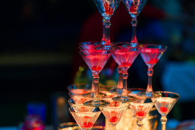 樱桃马提尼杯，红色明亮的照明