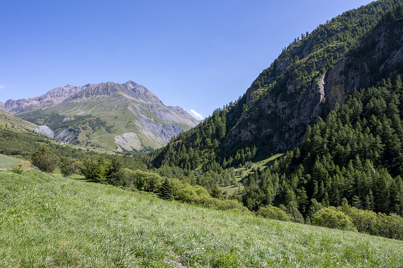 法国阿尔卑斯的埃克林国家公园里的瓦桑山脉的山景