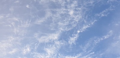冬天蓝色的天空中有云