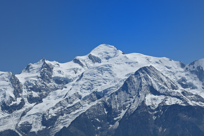 美丽的山景在弗莱纳，法国阿尔卑斯山，法国拍摄在2020年夏天