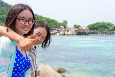 女儿和母亲在海边