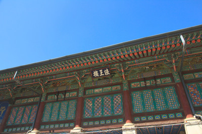 韩国首尔的博eungsa寺。建筑上的文字:宝旺堂