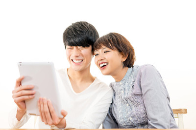 年轻夫妇看平板电脑