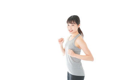 年轻女子微笑着跑着
