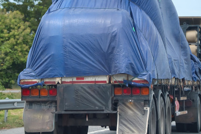 原材料的卡车
