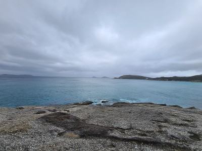 从威尔逊海角的岩石上看Squeaky海滩附近的海洋