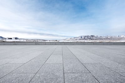 空大理石地板与美丽的雪山