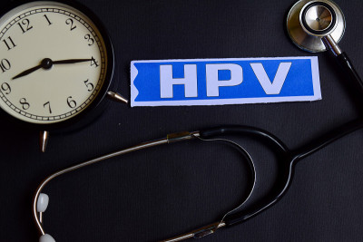 HPV在医疗保健概念上的启示。闹钟，黑色听诊器。