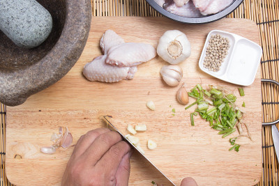 厨师用刀切蒜