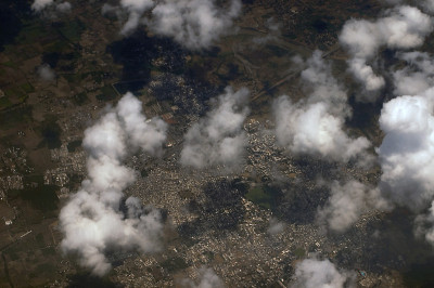 城市上空云层的鸟瞰图