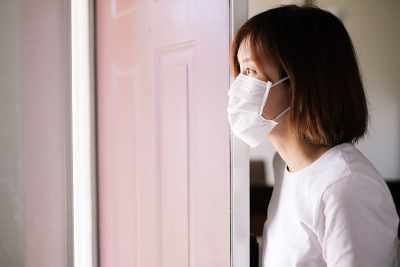 人们留在更安全的家里进行自我隔离，以阻止新冠肺炎大流行的爆发。打电话给朋友和医生保持社交距离。