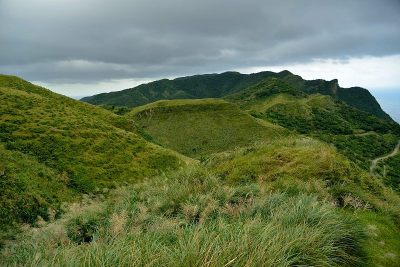 攀登山间小径。