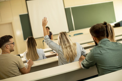 大学生在教室里