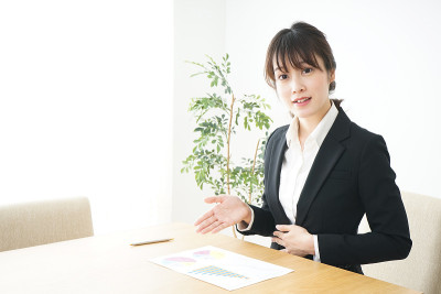 年轻的女店员