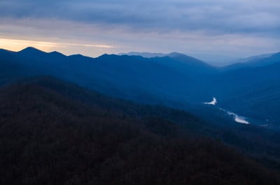 在坎伯兰口顶峰的夏季日落