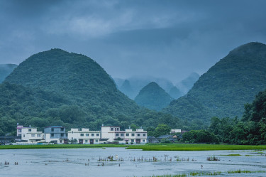 喀斯特山脉和乡村景色中的薄雾