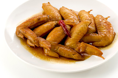 甜辣照烧鸡翅。在红烧汁中翻炒，然后煮沸