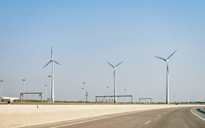 摩拉维亚南部的公路上有风车
