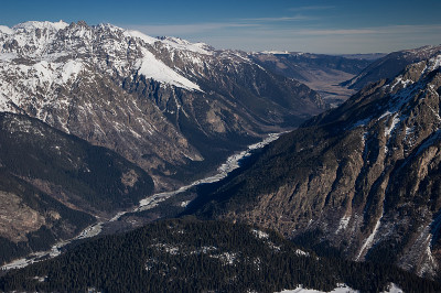 山谷中有雪山和河流