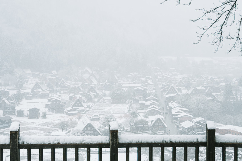 从山的角度看，白川村的房子在下雪的秋天冬天。白川吾被联合国教科文组织列入岐阜地区的世界遗产