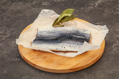 带皮和香料的鲱鱼片