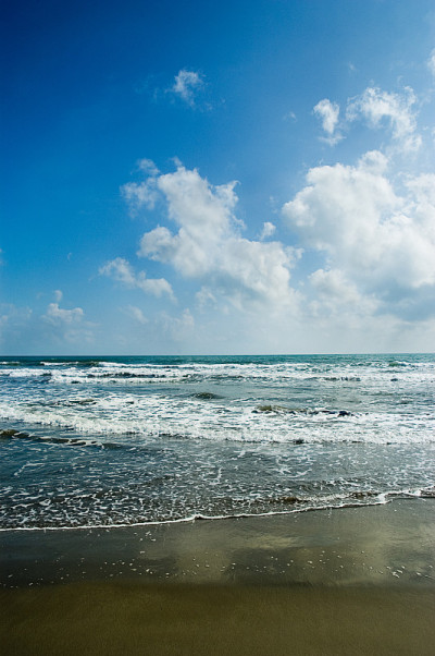 热带海滩上宁静的海浪。