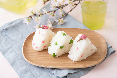 日本食物:春天的形象。盐樱桃花饭团和绿豌豆饭团