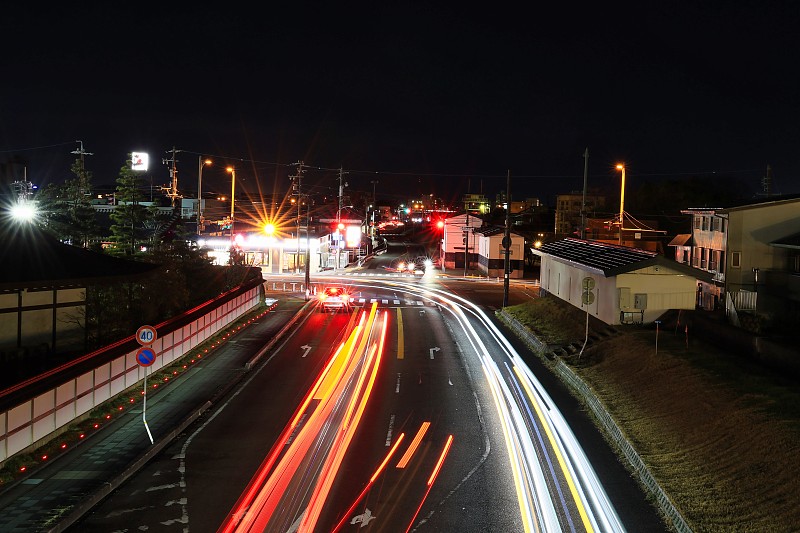 夜景街灯光线和汽车尾灯激光束