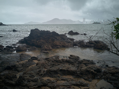 暴风雨过后海滩上的岩石