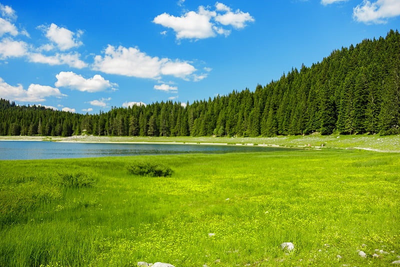 山湖周边景观