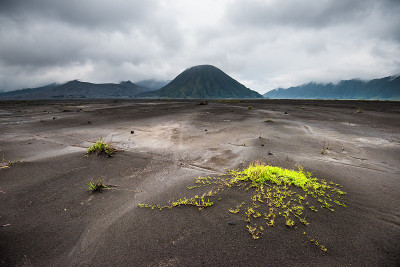多云天空下的布罗莫山