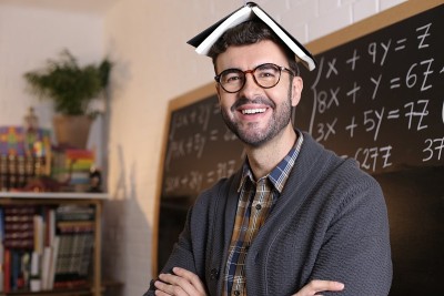 可爱的老师与打开的书在头上