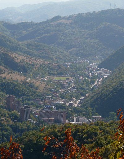 城市位于山谷之中