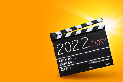 2022年的故事。电影石板上的笔迹。电影行业新年快乐。