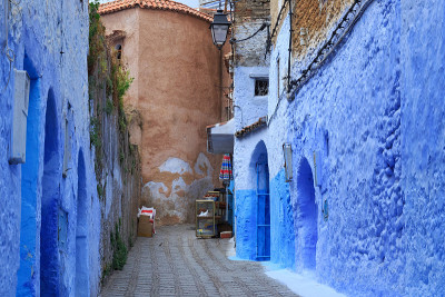 摩洛哥Chefchaouen的Medina街区的蓝色墙壁。这座城市也被称为Chaouen，以其蓝色的