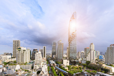 曼谷商业区的城市景观与摩天大楼在晚上，泰国